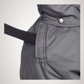 Hul til skuldersele i jakke